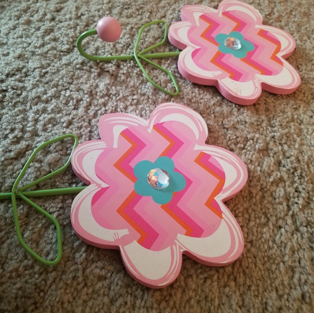 2 Flower wall hangers